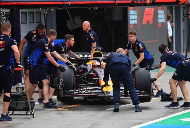 F1, Verstappen nei box