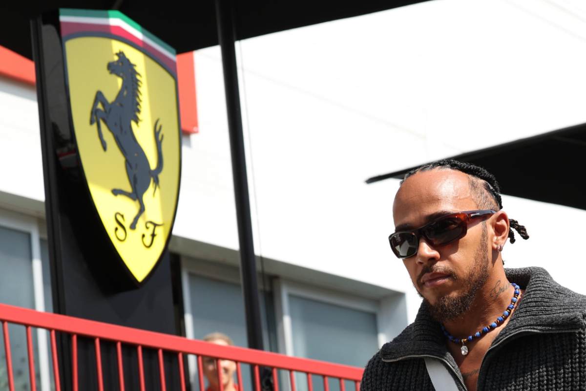 Lewis Hamilton passa davanti all'hospitality Ferrari