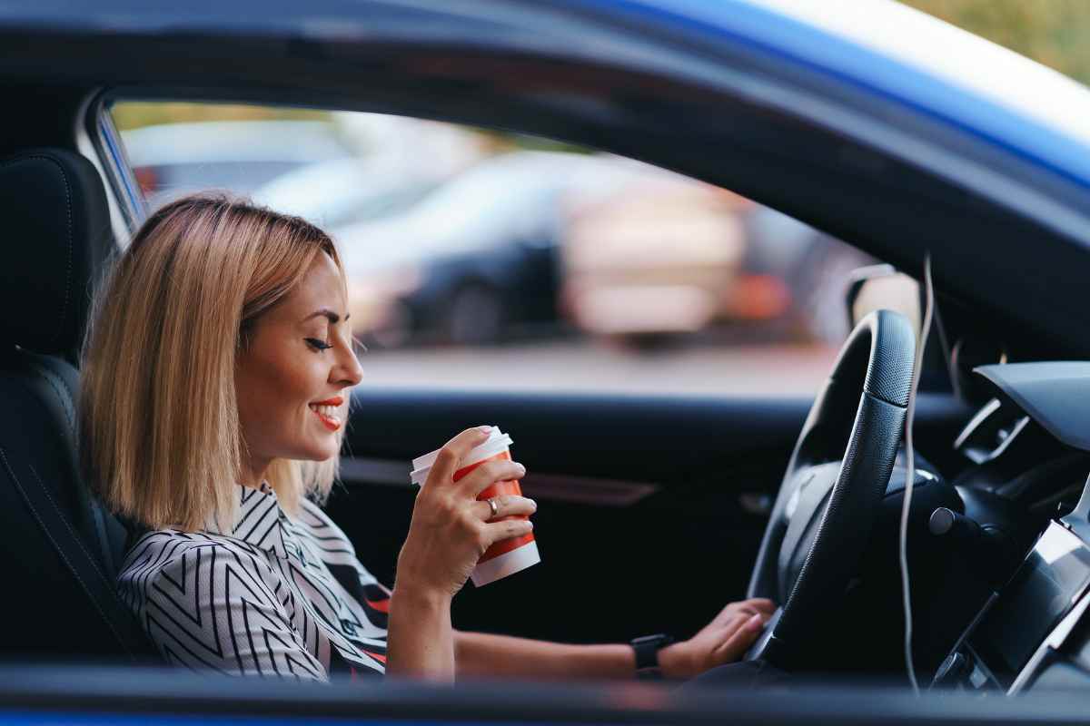 mangiare o bere alla guida cosa rischi