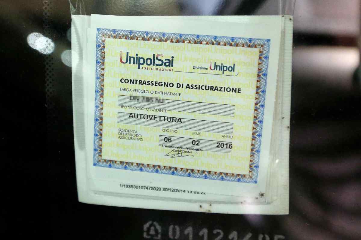 Un contrassegno dell'assicurazione auto