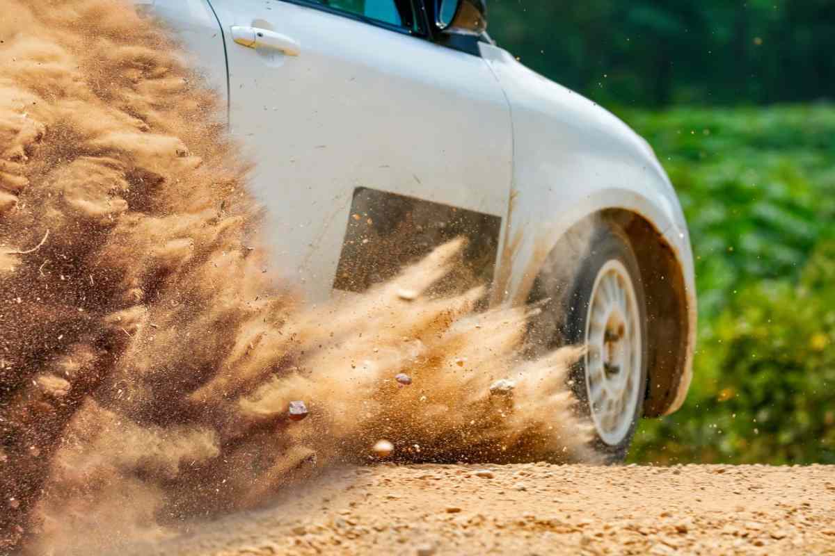 Auto in derapata su sterrato vista da dietro